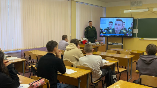 К учащимся 9-11 классов приезжал представитель Военно- космической академии имени А.Ф. Можайского г. Санкт-Петербург. .