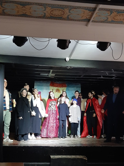 "Первая роль".